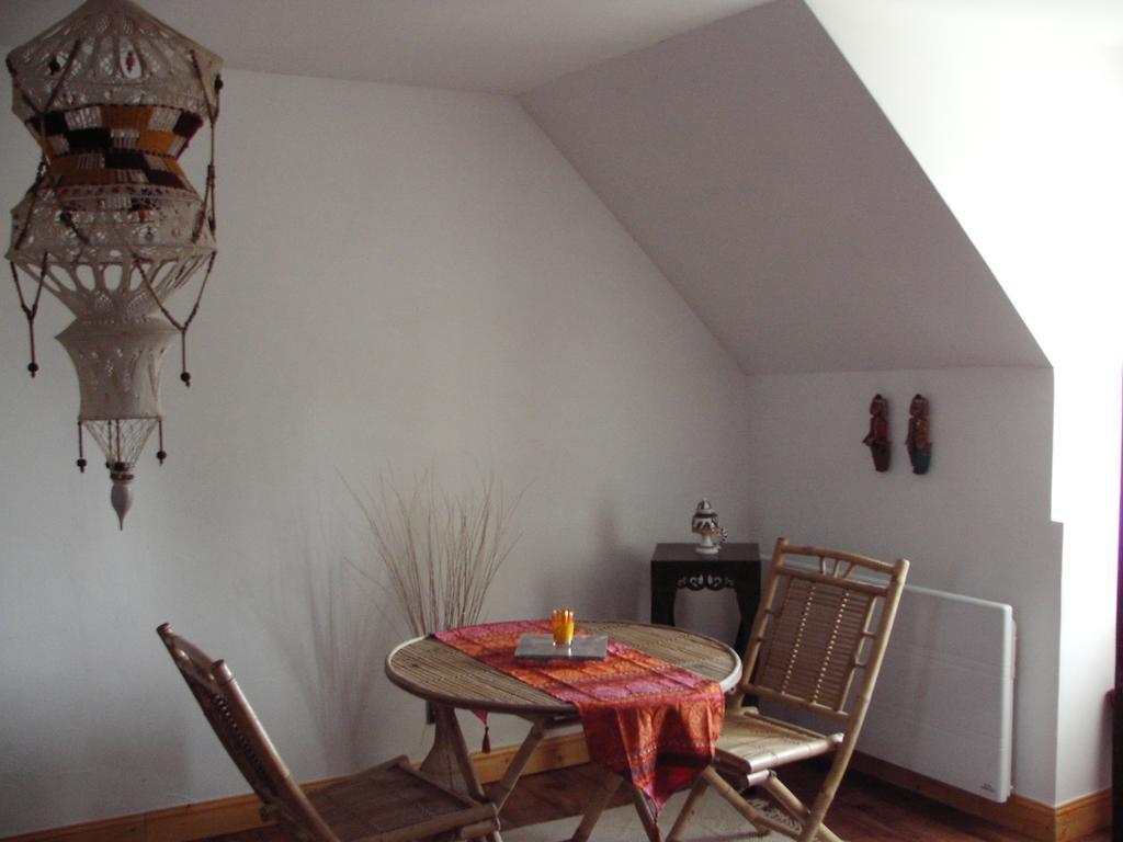 La Tourelle Des Echelles Bed & Breakfast Lesigny  Room photo